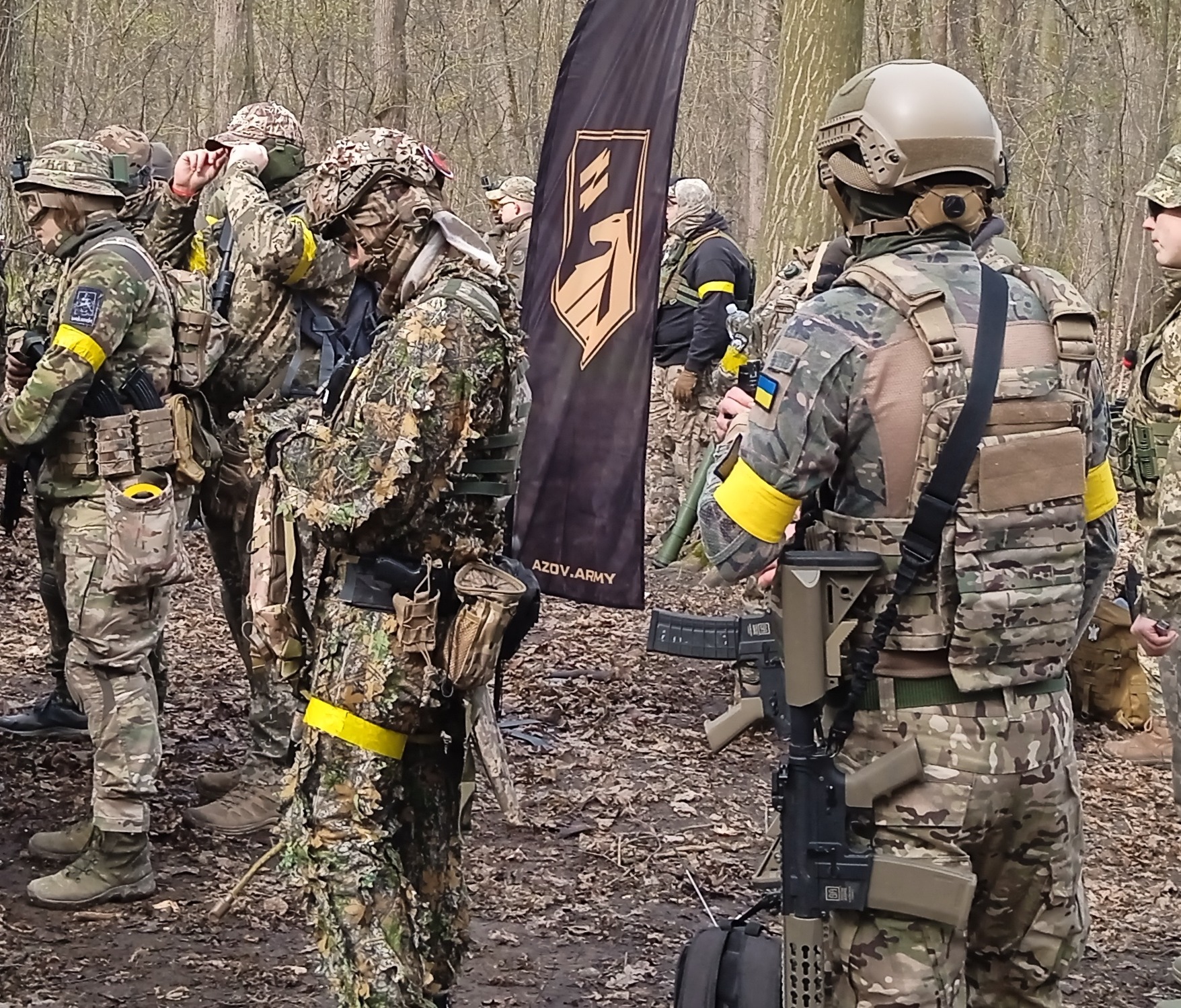 Гравці на полігоні в лісистій зоні